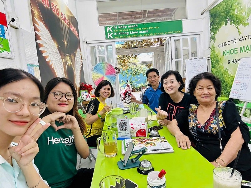 Chị Hương sinh hoạt cùng nhóm dinh dưỡng mỗi ngày Chị Hương sinh hoạt cùng nhóm dinh dưỡng mỗi ngày