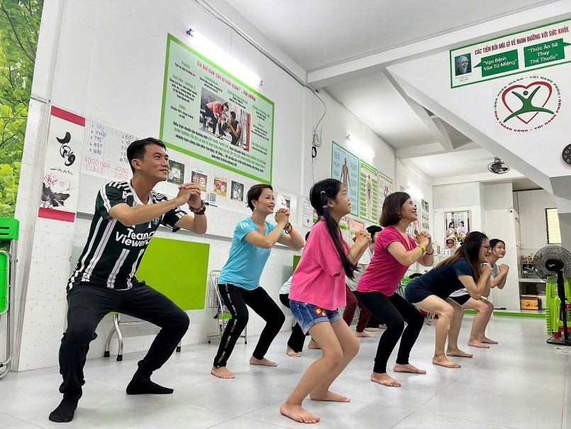 Chị Hương cùng với nhóm dinh dưỡng - sinh hoạt giữa giờ Chị Hương cùng với nhóm dinh dưỡng - sinh hoạt giữa giờ