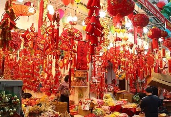 Phố cổ Hà Nội đã rực rỡ màu "áo mới", chuẩn bị đón Tết Ất Tỵ 2025