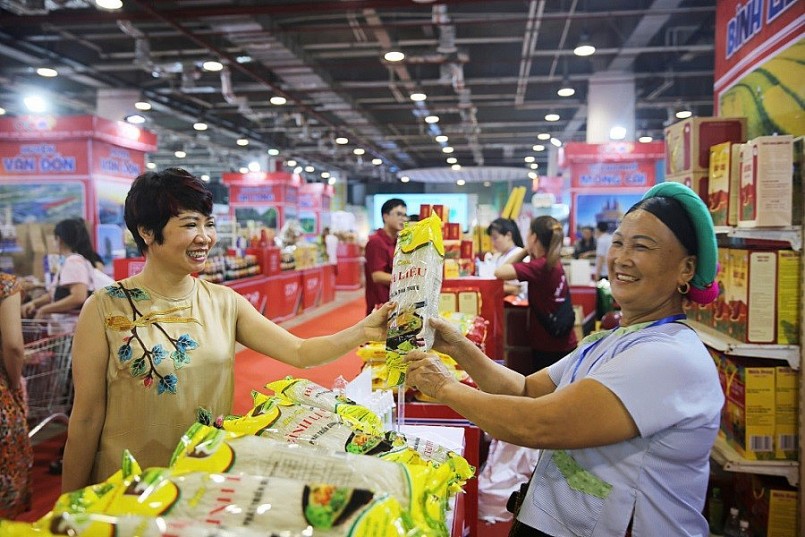 Các gian hàng thu hút người dân tham quan mua sắm. Các gian hàng thu hút người dân tham quan mua sắm.