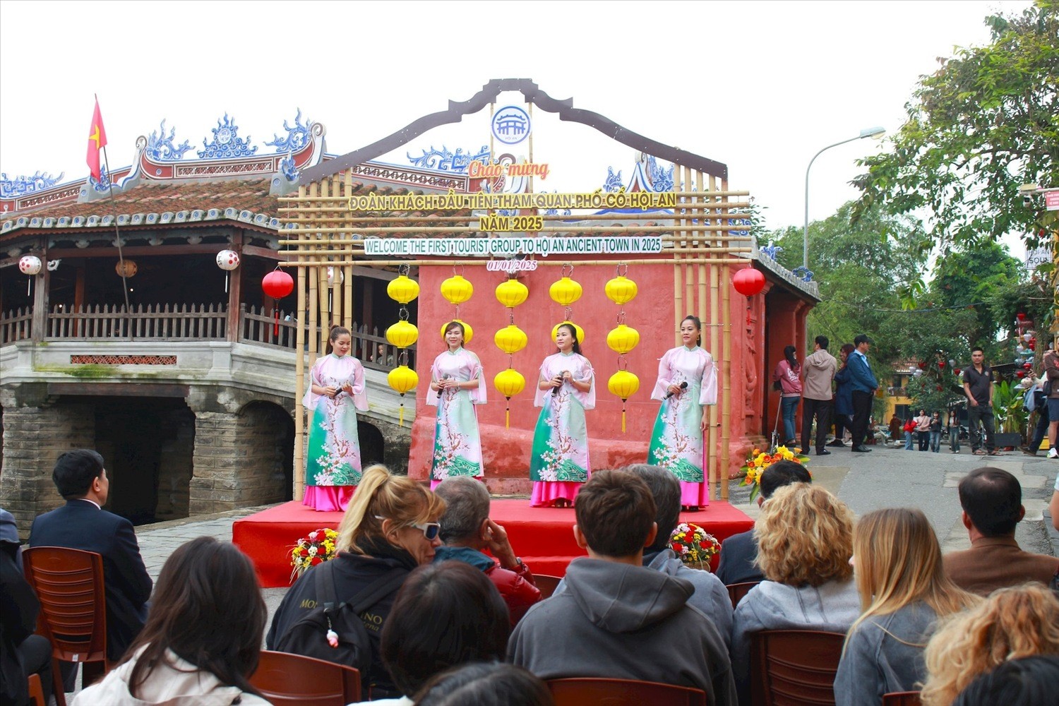 Chương trình văn nghệ chào đón đoàn khách đầu tiên xông đất ở Hội An Chương trình văn nghệ chào đón đoàn khách đầu tiên xông đất ở Hội An