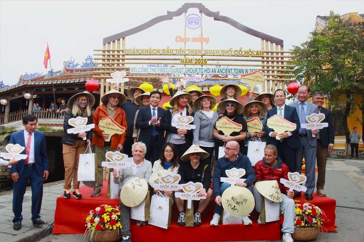 Lãnh đạo tỉnh Quảng Nam chụp hình cùng các vị khách Ý Lãnh đạo tỉnh Quảng Nam chụp hình cùng các vị khách Ý