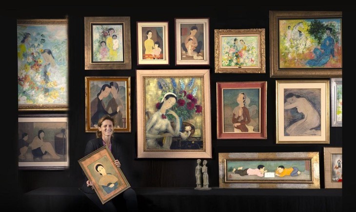 Bà Charlotte Aguttes-Reynier bên các tác phẩm trưng bày. Ảnh: BTC Bà Charlotte Aguttes-Reynier bên các tác phẩm trưng bày. Ảnh: BTC