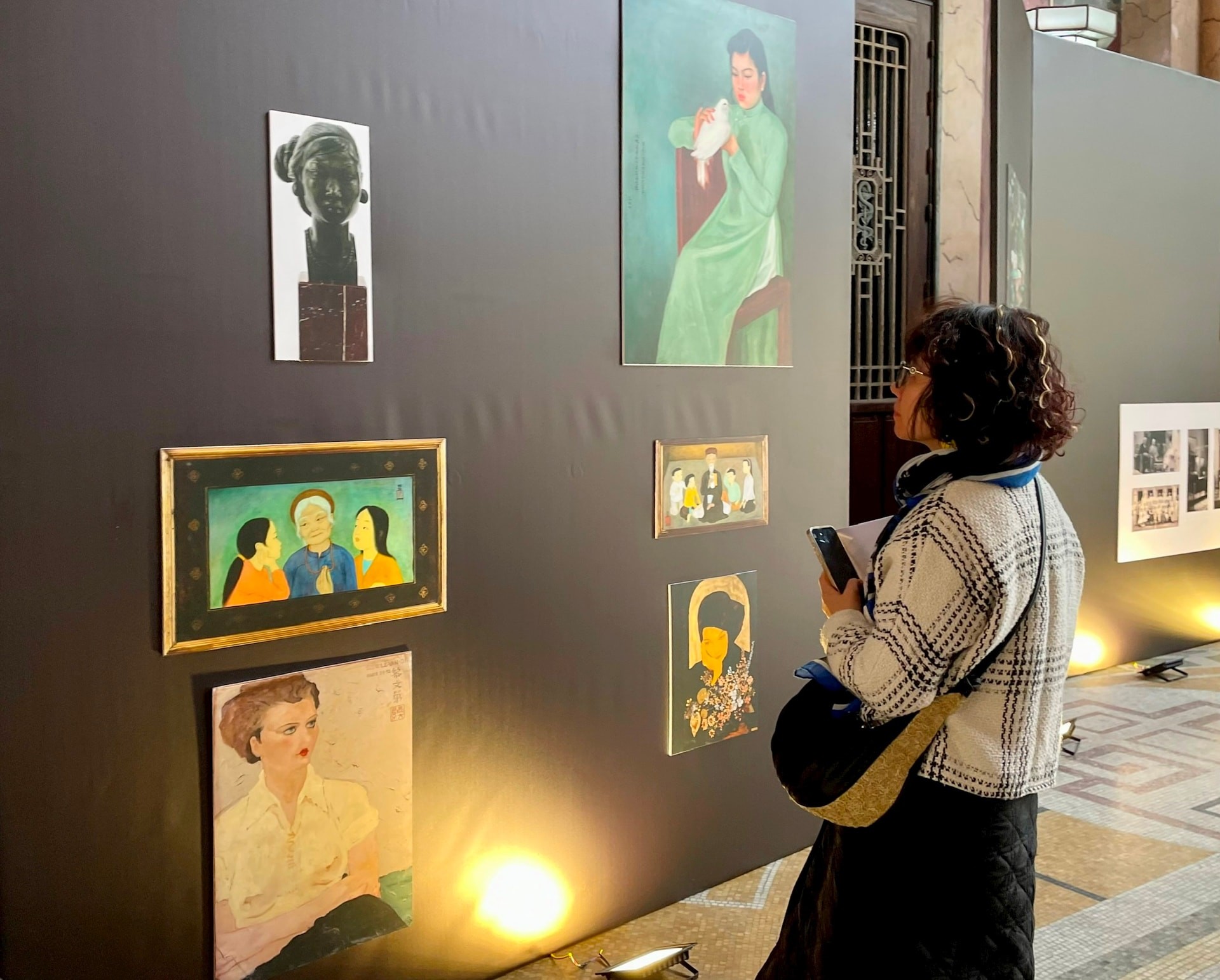 Các bản in tác phẩm của các họa sĩ nổi tiếng mỹ thuật Đông Dương được triển lãm. Ảnh: Thụy Du Các bản in tác phẩm của các họa sĩ nổi tiếng mỹ thuật Đông Dương được triển lãm. Ảnh: Thụy Du