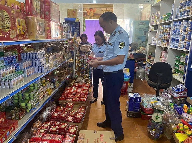 Người dân cần cảnh giác với thực phẩm không rõ nguồn gốc dịp cận Tết Người dân cần cảnh giác với thực phẩm không rõ nguồn gốc dịp cận Tết