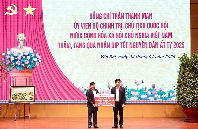 Lãnh đạo Agribank Trà Vinh trao biển tượng trưng 500 suất quà Tết trị giá 500 triệu đồng tặng tỉnh Trà Vinh Lãnh đạo Agribank Trà Vinh trao biển tượng trưng 500 suất quà Tết trị giá 500 triệu đồng tặng tỉnh Trà Vinh