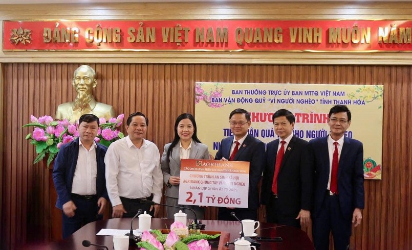 Các chi nhánh Agribank trên địa bàn tỉnh Thanh Hóa thông qua Ủy ban Mặt trận Tổ quốc tỉnh đã trao tặng các hộ nghèo, gia đình chính sách tại địa phương với tổng số tiền 2,1 tỷ đồng. Các chi nhánh Agribank trên địa bàn tỉnh Thanh Hóa thông qua Ủy ban Mặt trận Tổ quốc tỉnh đã trao tặng các hộ nghèo, gia đình chính sách tại địa phương với tổng số tiền 2,1 tỷ đồng.