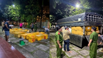 Phát hiện hai tài xế vận chuyển 1.130kg tôm bơm tạp chất