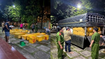 Phát hiện hai tài xế vận chuyển 1.130kg tôm bơm tạp chất