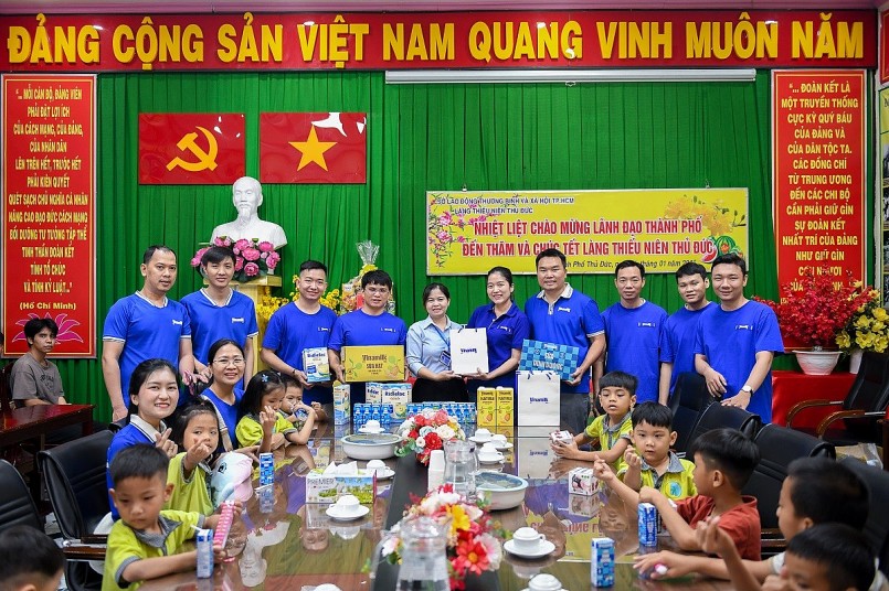 Ngày 21/1/2025, đoàn nhân viên Vinamilk đã đến thăm những em nhỏ kém may mắn tại Làng thiếu niên Thủ Đức và Trung tâm Bảo trợ Trẻ em Tam Bình (TP.HCM). Đây đang là “mái nhà” của hơn 530 trẻ có hoàn cảnh đặc biệt, trong đó có nhiều em được tiếp nhận từ Mái ấm Hoa Hồng.