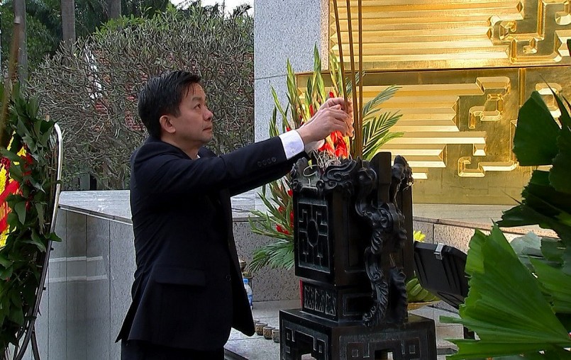 Tổng Thư ký Quốc hội, Chủ nhiệm Văn phòng Quốc hội Lê Quang Tùng dâng hương tưởng niệm các anh hùng liệt sĩ Tổng Thư ký Quốc hội, Chủ nhiệm Văn phòng Quốc hội Lê Quang Tùng dâng hương tưởng niệm các anh hùng liệt sĩ