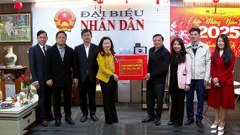 Phó Chủ tịch Quốc hội Nguyễn Khắc Định thăm, chúc Tết cán bộ, lãnh đạo, phóng viên, biên tập viên, người lao động của Báo Đại biểu Nhân dân đang trực Tết tại trụ sở 35 Ngô Quyền Phó Chủ tịch Quốc hội Nguyễn Khắc Định thăm, chúc Tết cán bộ, lãnh đạo, phóng viên, biên tập viên, người lao động của Báo Đại biểu Nhân dân đang trực Tết tại trụ sở 35 Ngô Quyền