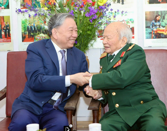 Tổng Bí thư Tô Lâm đến thăm, chúc Tết Thiếu tướng Huỳnh Đắc Hương. Tổng Bí thư Tô Lâm đến thăm, chúc Tết Thiếu tướng Huỳnh Đắc Hương.