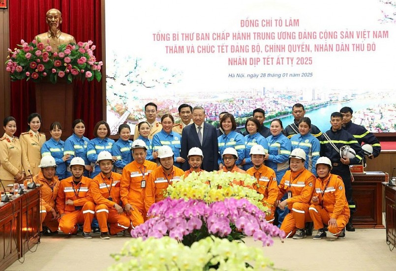 Tổng Bí thư chụp ảnh chung với cán bộ, công nhân ngành điện lực và môi trường đô thị ứng trực, làm việc trong đêm Giao thừa. Tổng Bí thư chụp ảnh chung với cán bộ, công nhân ngành điện lực và môi trường đô thị ứng trực, làm việc trong đêm Giao thừa.