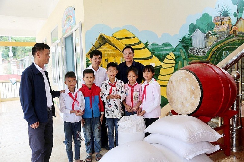 Hỗ trợ hơn 35.126 tấn gạo dự trữ quốc gia cho học sinh 39 tỉnh trong học kỳ II Hỗ trợ hơn 35.126 tấn gạo dự trữ quốc gia cho học sinh 39 tỉnh trong học kỳ II