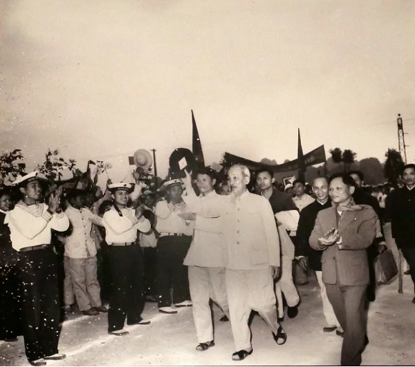 Bác Hồ thăm Quảng Ninh vào ngày mùng 1 Tết Ất Tỵ 1965. (Ảnh tư liệu) Bác Hồ thăm Quảng Ninh vào ngày mùng 1 Tết Ất Tỵ 1965. (Ảnh tư liệu)