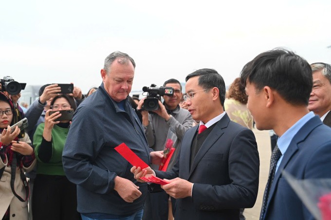 Chủ tịch tỉnh Quảng Ninh lì xì cho du khách xông đất Hạ Long ngày đầu năm Ất Tỵ. Ảnh: Xuân Dương Chủ tịch tỉnh Quảng Ninh lì xì cho du khách xông đất Hạ Long ngày đầu năm Ất Tỵ. Ảnh: Xuân Dương