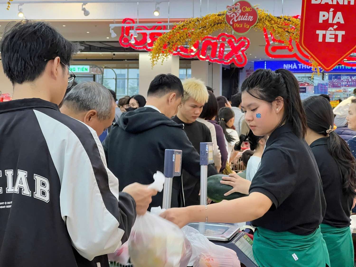 Nhiều siêu thị mở cửa xuyên Tết. Ảnh Cường Ngô Nhiều siêu thị mở cửa xuyên Tết. Ảnh Cường Ngô