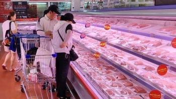 Thị trường mùng 2 Tết Ất Tỵ: Rau xanh, thực phẩm tươi sống đắt khách