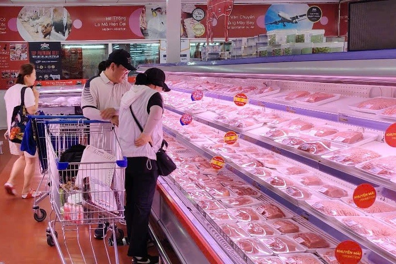 Các mặt hàng thịt tươi sống cũng đầy ắp quầy kệ để người dân chọn mua. Ảnh Hoàng Tuyết Các mặt hàng thịt tươi sống cũng đầy ắp quầy kệ để người dân chọn mua. Ảnh Hoàng Tuyết