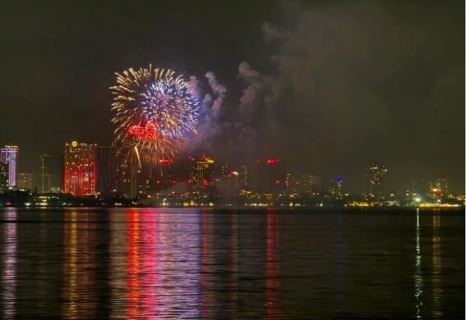 Pháo hoa chào mừng năm mới tại Hồ Tây, Hà Nội. Pháo hoa chào mừng năm mới tại Hồ Tây, Hà Nội.