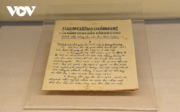 Sách Luận cương chính trị do Tổng Bí thư Trần Phú khởi thảo được Hội nghị Trung ương lần thứ nhất thông qua tháng 10 năm 1930. Sách Luận cương chính trị do Tổng Bí thư Trần Phú khởi thảo được Hội nghị Trung ương lần thứ nhất thông qua tháng 10 năm 1930.