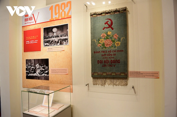 Trưng bày giới thiệu bộ sưu tập các nghị quyết, văn kiện của Đảng cùng các tài liệu, hình ảnh thể hiện các dấu mốc lịch sử quan trọng, thành tựu của đất nước dưới sự lãnh đạo của Đảng Cộng sản Việt Nam. Trưng bày giới thiệu bộ sưu tập các nghị quyết, văn kiện của Đảng cùng các tài liệu, hình ảnh thể hiện các dấu mốc lịch sử quan trọng, thành tựu của đất nước dưới sự lãnh đạo của Đảng Cộng sản Việt Nam.