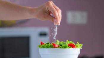 WHO khuyến nghị thay muối thường dùng bằng muối ít natri