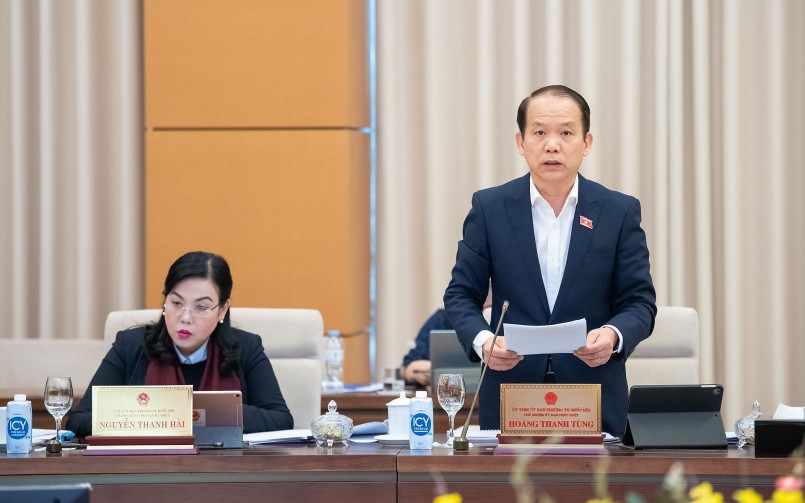 Chủ nhiệm Ủy ban Pháp luật Hoàng Thanh Tùng trình bày báo cáo thẩm tra sơ bộ Chủ nhiệm Ủy ban Pháp luật Hoàng Thanh Tùng trình bày báo cáo thẩm tra sơ bộ