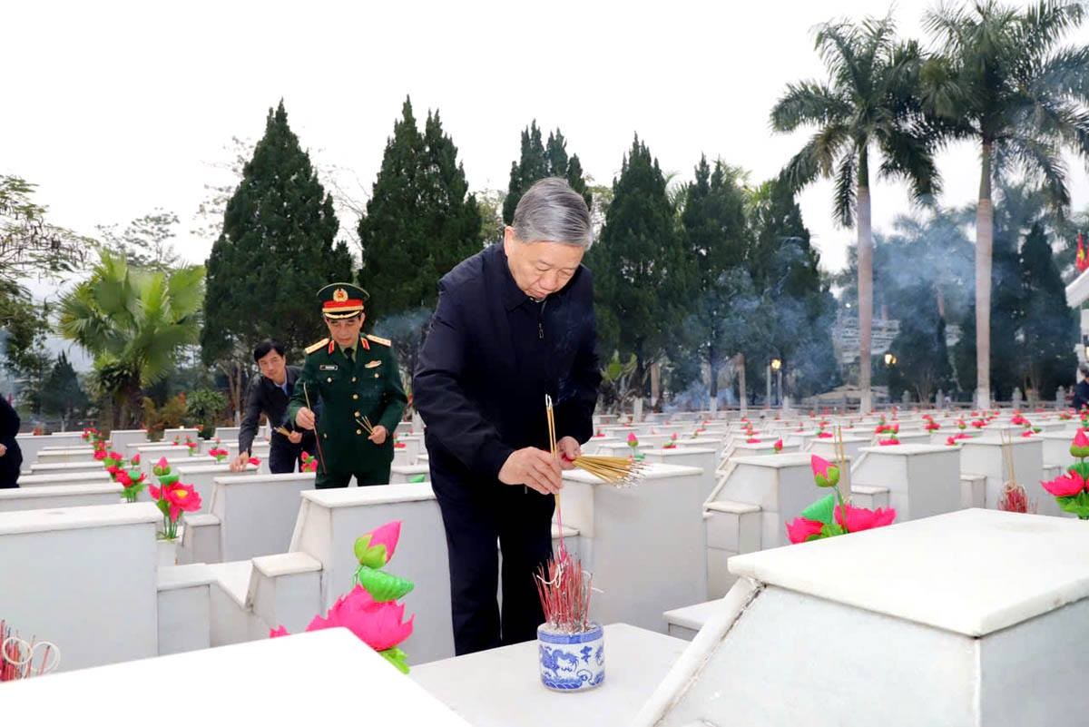 Tổng Bí thư Tô Lâm thắp hương trên phần mộ các liệt sĩ tại Nghĩa trang liệt sĩ quốc gia Vị Xuyên. Tổng Bí thư Tô Lâm thắp hương trên phần mộ các liệt sĩ tại Nghĩa trang liệt sĩ quốc gia Vị Xuyên.
