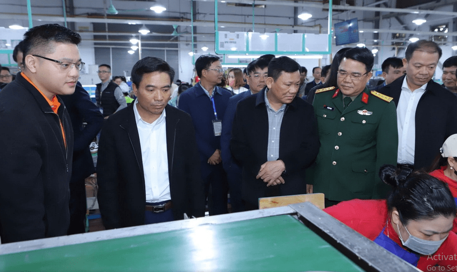 Bí thư Tỉnh ủy Nguyễn Doãn Anh thăm dây chuyền sản xuất Công ty TNHH giầy Annora Việt Nam. Bí thư Tỉnh ủy Nguyễn Doãn Anh thăm dây chuyền sản xuất Công ty TNHH giầy Annora Việt Nam.