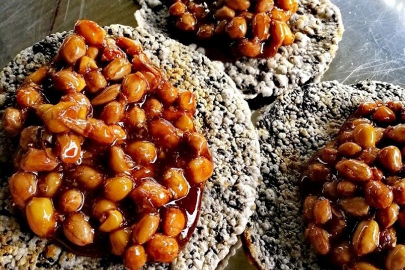 Đặt bánh tráng hoặc bánh đa lên đĩa, múc hỗn hợp mật kẹo nóng lên. Đặt bánh tráng hoặc bánh đa lên đĩa, múc hỗn hợp mật kẹo nóng lên.