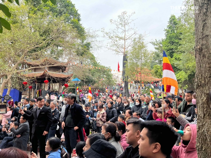 Hàng chục nghìn du khách nô nức trẩy hội Lim Xuân Ất Tỵ