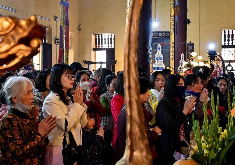 Giới trẻ đua nhau đi chùa Hà cầu duyên “thoát ế“ trước Valentine Giới trẻ đua nhau đi chùa Hà cầu duyên “thoát ế“ trước Valentine