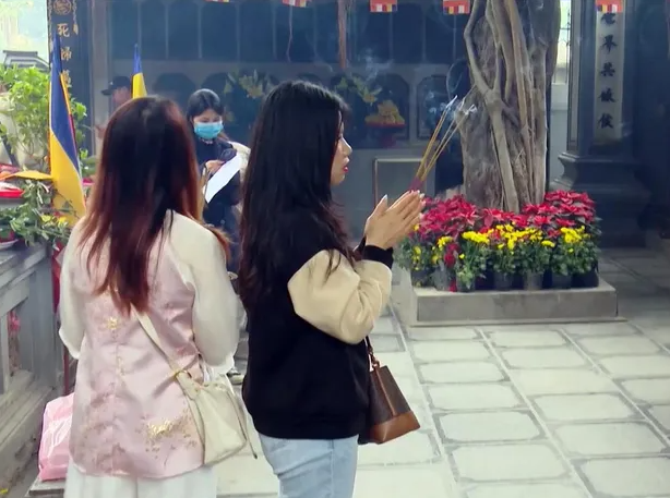 Giới trẻ đua nhau đi chùa Hà cầu duyên “thoát ế“ trước Valentine Giới trẻ đua nhau đi chùa Hà cầu duyên “thoát ế“ trước Valentine