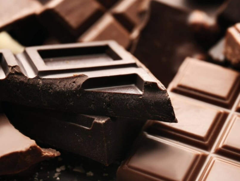 Giống như trà xanh, chocolate cũng chứa epicatechin, một hợp chất giúp bảo vệ não. Giống như trà xanh, chocolate cũng chứa epicatechin, một hợp chất giúp bảo vệ não.