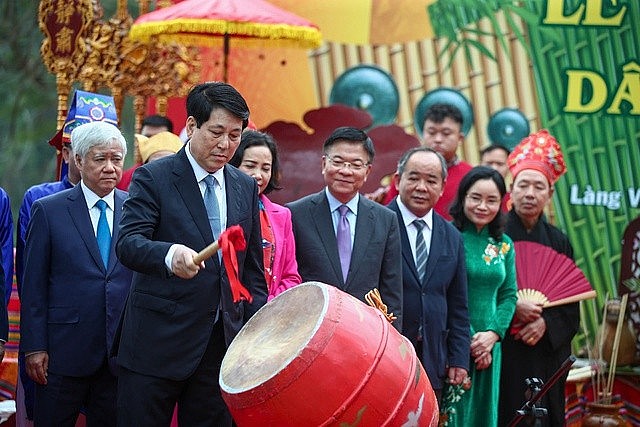 Chủ tịch nước Lương Cường tham gia nghi thức đánh trống khai hội Chủ tịch nước Lương Cường tham gia nghi thức đánh trống khai hội