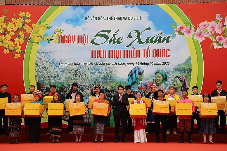 Chủ tịch nước Lương Cường tặng quà đại diện đồng bào dân tộc trên cả nước Chủ tịch nước Lương Cường tặng quà đại diện đồng bào dân tộc trên cả nước