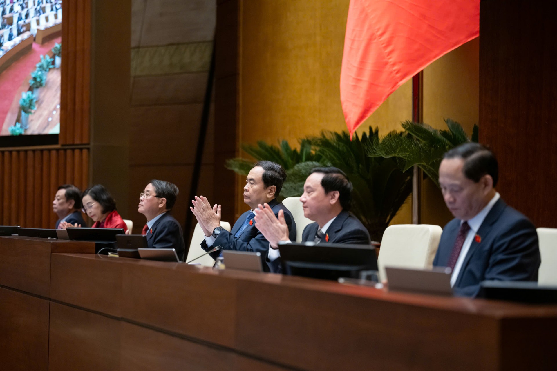 Quốc hội biểu quyết thông qua Luật Tổ chức chính quyền địa phương (sửa đổi) với 458/459 đại biểu Quốc hội có mặt bấm nút tán thành. Ảnh: P.Thắng