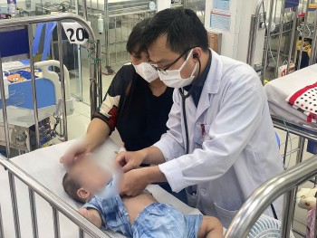 Mưa trái mùa liên tục, nhiều dịch bệnh "tấn công" trẻ