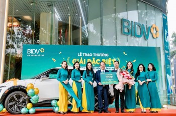Khách hàng trúng giải thưởng lớn chương trình khuyến mại "gửi tiết kiệm, trúng xe điện" của BIDV