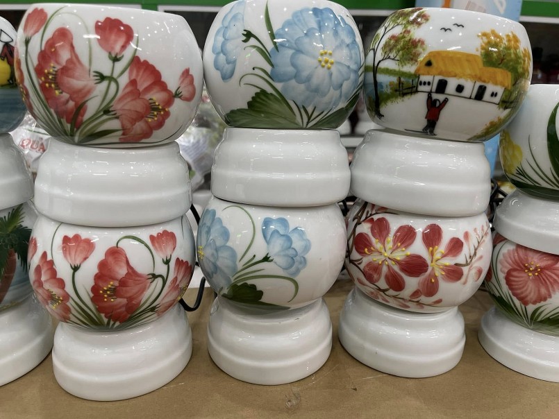 Thời tiết nồm ẩm kéo dài, đèn xông tinh dầu bỗng chốc trở nên đắt hàng Thời tiết nồm ẩm kéo dài, đèn xông tinh dầu bỗng chốc trở nên đắt hàng