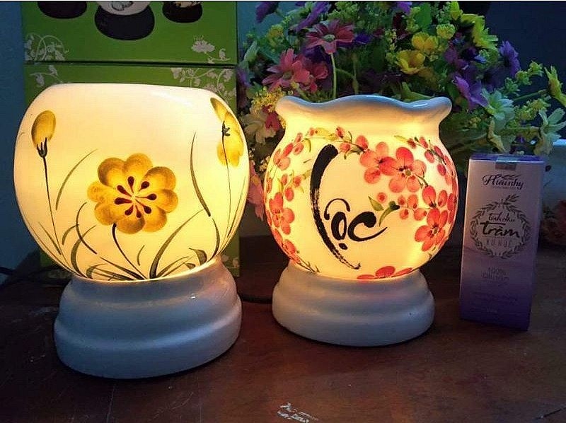 Thời tiết nồm ẩm kéo dài, đèn xông tinh dầu bỗng chốc trở nên đắt hàng Thời tiết nồm ẩm kéo dài, đèn xông tinh dầu bỗng chốc trở nên đắt hàng