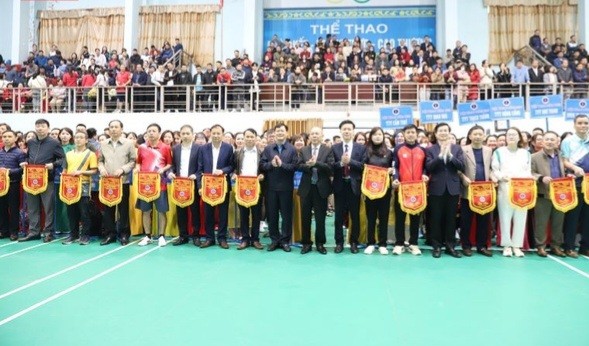 undefined Trao cờ kỷ niệm cho các đội tuyển tham gia tại hội thao