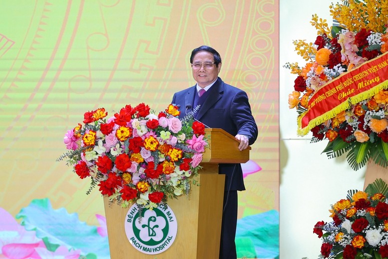 Thủ tướng Phạm Minh Chính: Bệnh viện Bạch Mai là niềm tự hào của y học Việt Nam, là \'pháo đài\' trong chiến tranh và hòa bình - Ảnh: VGP