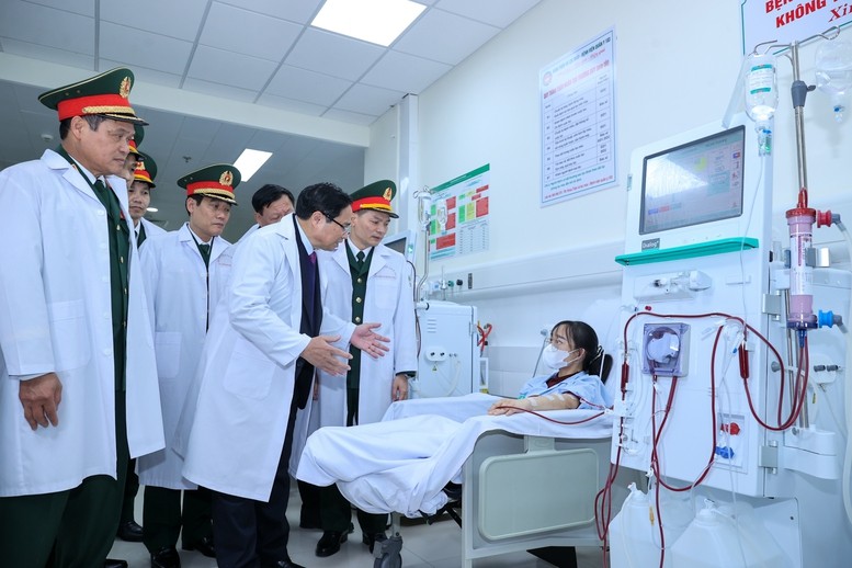 Thủ tướng thăm hỏi người bệnh tại Khoa lọc máu của Bệnh viện 103 - Ảnh: VGP Thủ tướng thăm hỏi người bệnh tại Khoa lọc máu của Bệnh viện 103 - Ảnh: VGP