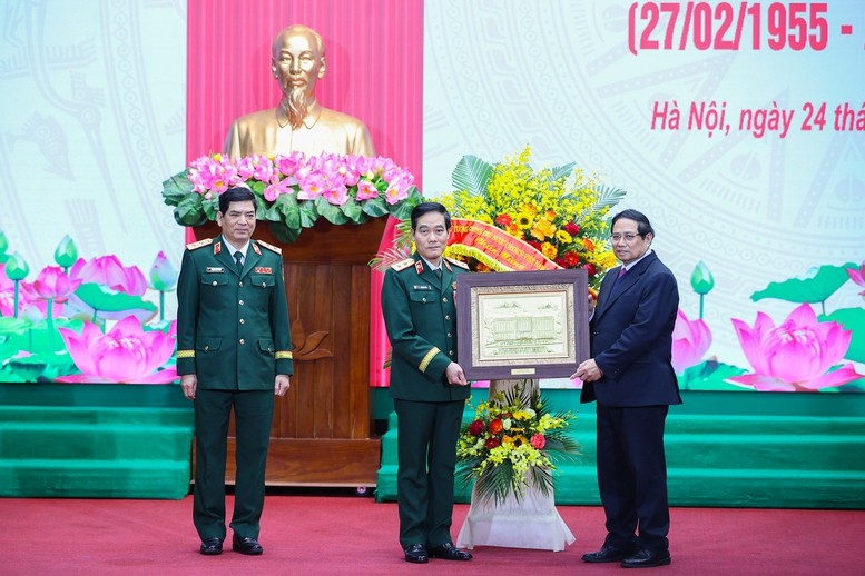 Thủ tướng tặng quà Học viện Quân y nhân kỷ niệm 70 năm Ngày Thầy thuốc Việt Nam (27/2/1955 – 27/2/2025) - Ảnh: VGP Thủ tướng tặng quà Học viện Quân y nhân kỷ niệm 70 năm Ngày Thầy thuốc Việt Nam (27/2/1955 – 27/2/2025) - Ảnh: VGP