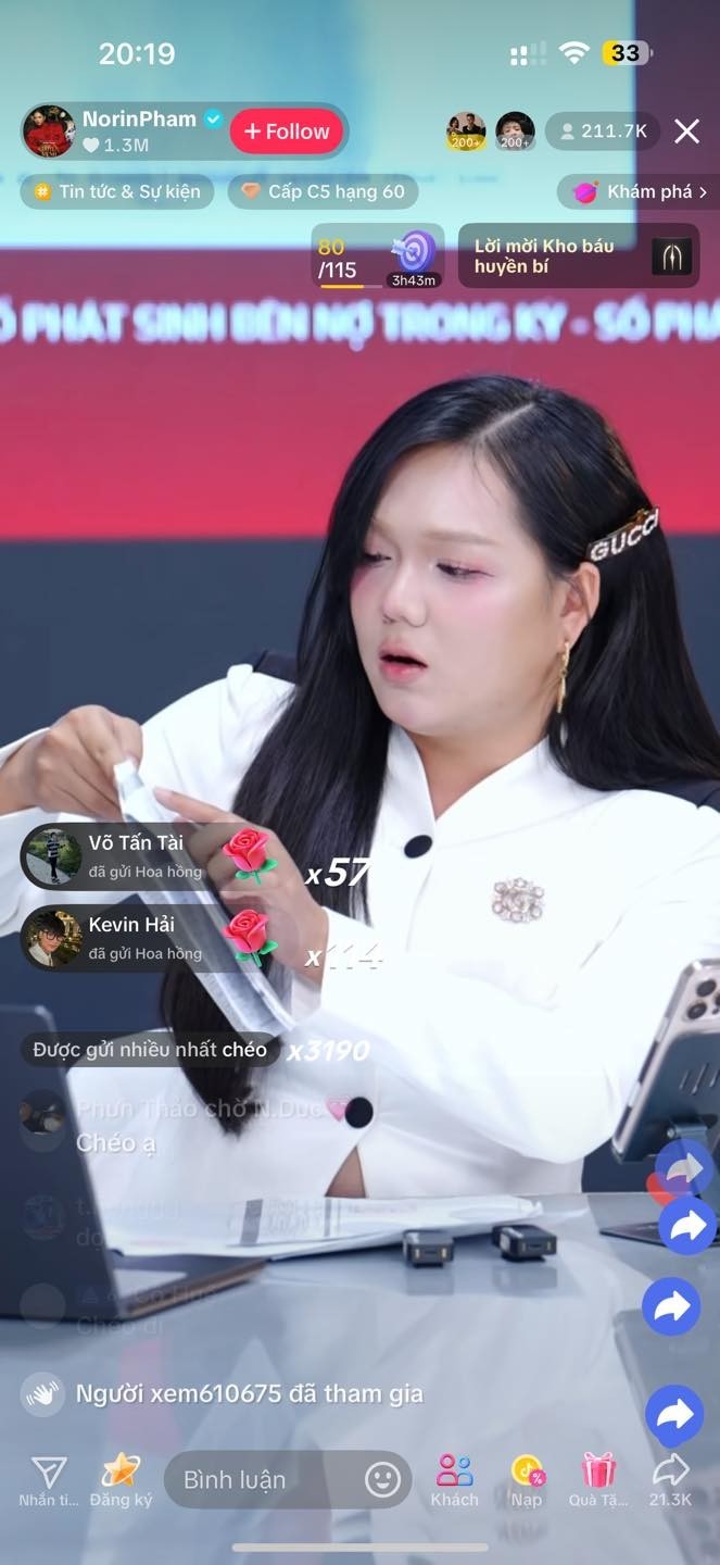 Phạm Thoại tung sao kê qua phiên live TikTok. Phạm Thoại tung sao kê qua phiên live TikTok.