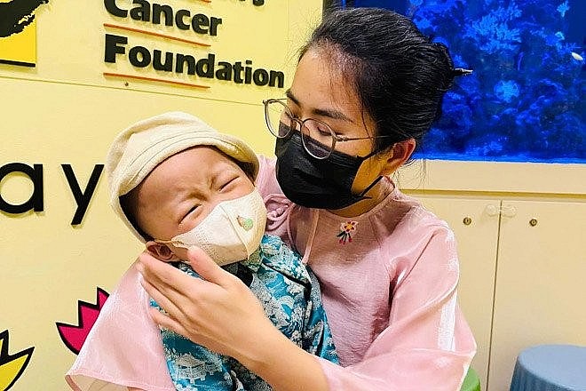 Hiện tại, bé Bắp vẫn đang được điều trị tại Singapore. Ảnh NVCC Hiện tại, bé Bắp vẫn đang được điều trị tại Singapore. Ảnh NVCC