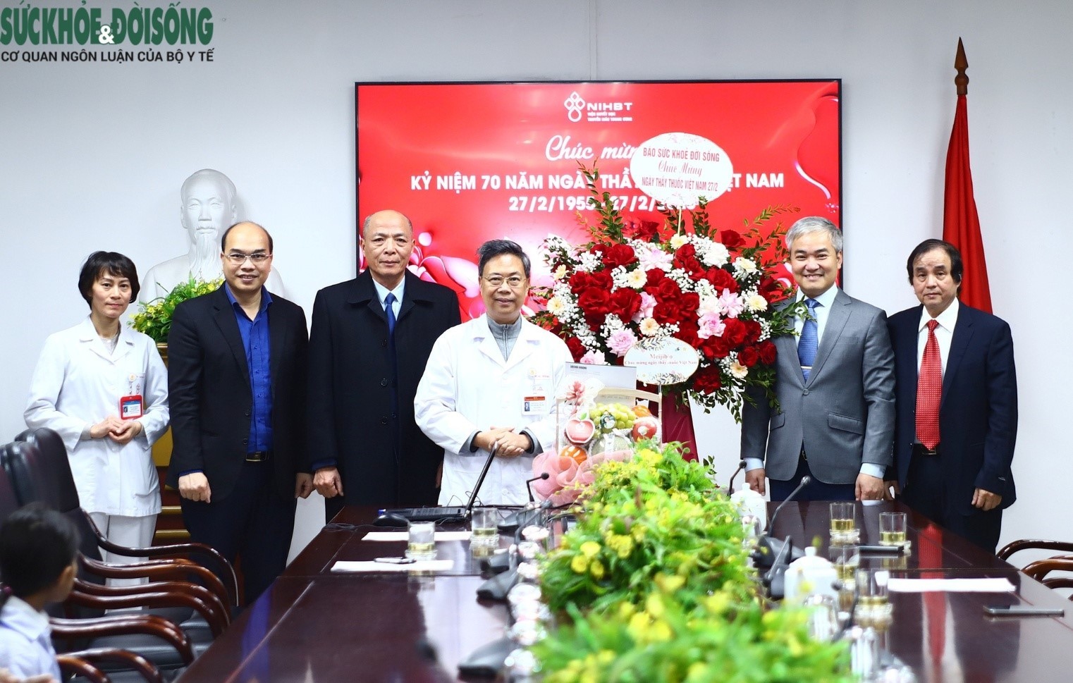 Báo Sức khoẻ và Đời sống cùng đơn vị đồng hành - Hệ thống chăm sóc sức khỏe Meijibio Vietnam tặng hoa chúc mừng Viện Huyết học và Truyền máu Trung ương nhân kỷ niệm 70 năm Ngày Thầy thuốc Việt Nam. Báo Sức khoẻ và Đời sống cùng đơn vị đồng hành - Hệ thống chăm sóc sức khỏe Meijibio Vietnam tặng hoa chúc mừng Viện Huyết học và Truyền máu Trung ương nhân kỷ niệm 70 năm Ngày Thầy thuốc Việt Nam.